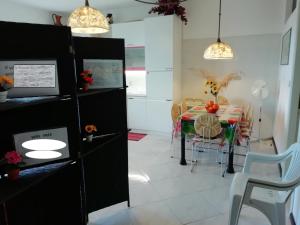 a kitchen and dining room with a table and chairs at Casa Le Ancore in Riposto