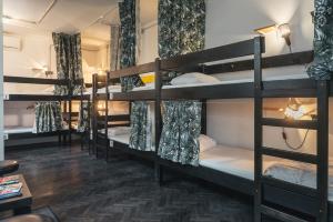 Posteľ alebo postele v izbe v ubytovaní Stay Swanky Hostel