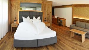 Uma cama ou camas num quarto em Hotel Trenker