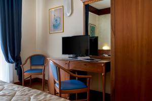 TV a/nebo společenská místnost v ubytování Hotel Bellevue