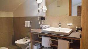 Uma casa de banho em Hotel Trenker