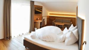 Uma cama ou camas num quarto em Hotel Trenker