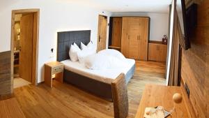Uma cama ou camas num quarto em Hotel Trenker