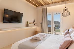 1 dormitorio con 1 cama con toallas en Sea View Residence, en Ornos