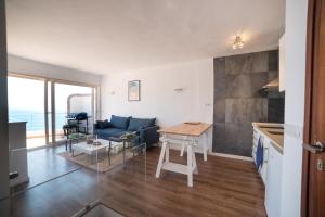 salon z niebieską kanapą i stołem w obiekcie Moonkey - Casa El Cabo w mieście Balcon del Mar