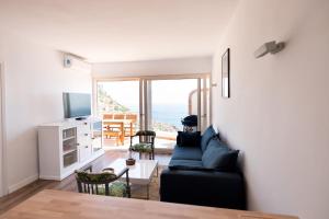 salon z kanapą i telewizorem w obiekcie Moonkey - Casa El Cabo w mieście Balcon del Mar