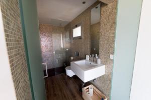 łazienka z białą umywalką i lustrem w obiekcie Moonkey - Casa El Cabo w mieście Balcon del Mar
