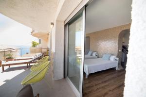 sypialnia z widokiem na łóżko i balkonem w obiekcie Moonkey - Casa El Cabo w mieście Balcon del Mar