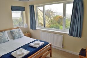 - une chambre avec un lit et 2 serviettes dans l'établissement Fairlee, Perranporth, à Perranporth