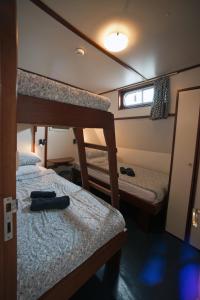 Ένα ή περισσότερα κρεβάτια σε δωμάτιο στο Hotelboat Sarah