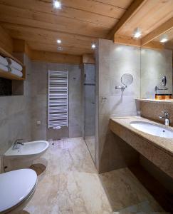 a bathroom with a toilet and a sink and a shower at Hotel Bania Thermal & Ski in Białka Tatrzanska