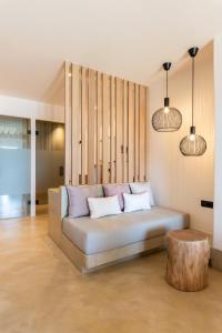 un sofá con 2 almohadas en una habitación en Sea View Residence, en Ornos