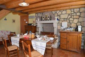 - une cuisine avec une table et un mur en pierre dans l'établissement RELAIS ANTICA CORTE AL MOLINO - Adults Only, à Negrar