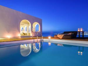 Villa con piscina por la noche en Dreambox Mini Villas en Ornos