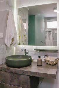 bagno con lavandino verde e specchio di Terpsis Lodge a Heraklion Altre 18 foto
