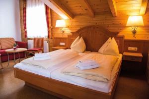 Postel nebo postele na pokoji v ubytování Gehwolfalm Berghotel