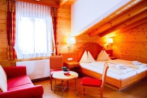 Postel nebo postele na pokoji v ubytování Gehwolfalm Berghotel