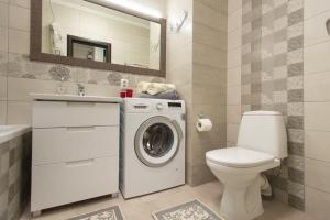 uma casa de banho com uma máquina de lavar roupa e um WC em VIP Apartment AVALON em Lviv