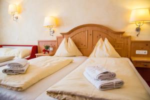 Postel nebo postele na pokoji v ubytování Gehwolfalm Berghotel