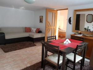 - un salon avec une table et un canapé dans l'établissement YOYO Zurli Park, à Reşiţa