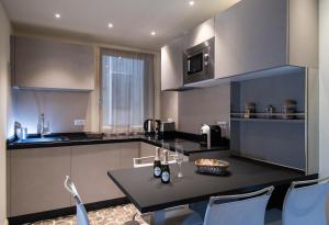 A kitchen or kitchenette at CA' XXII MARZO BOUTIQUE
