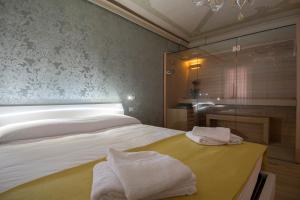 A bed or beds in a room at CA' XXII MARZO BOUTIQUE
