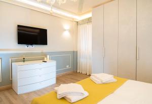 A bed or beds in a room at CA' XXII MARZO BOUTIQUE