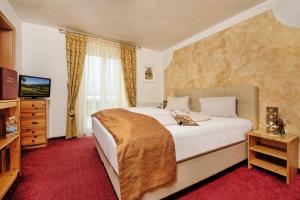 Ein Bett oder Betten in einem Zimmer der Unterkunft Hotel-Pension Melcher
