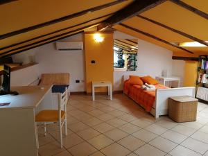een slaapkamer met een bed, een bureau en een tafel bij Luminoso appartamento sull'Hortus Conclusus in Benevento