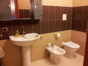 ラクイラにあるB&B L'Aquilaの洗面台とトイレ付きのバスルーム