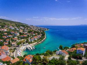 eine Luftansicht auf eine Stadt und das Meer in der Unterkunft Villa Miholina - with heated swimming pool in Trogir
