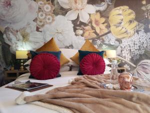 Schlafzimmer mit einem Bett mit Blumentapete in der Unterkunft Rustique in Graskop