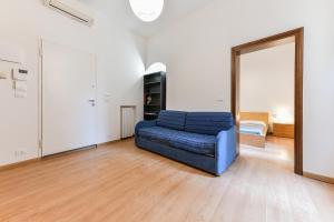 een woonkamer met een blauwe bank en een spiegel bij La Bauta in Venetië