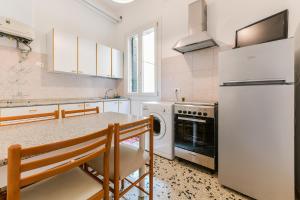 een keuken met een witte koelkast en een tafel bij La Bauta in Venetië