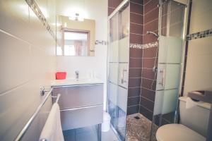 Koupelna v ubytování Hôtel Le Plaisance + 37 fotografií