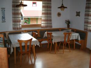 Reštaurácia alebo iné gastronomické zariadenie v ubytovaní Haus Erna