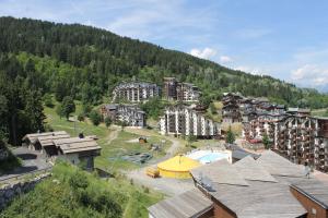 een luchtfoto van een resort in de bergen bij Résidence Grand Bois A1118 Clés Blanches in La Tania