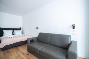 uma sala de estar com um sofá e uma cama em Dreamyflat - Bastille em Paris