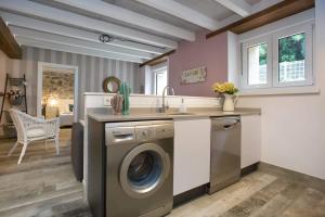 a kitchen with a washing machine and a sink at Dulcelia Bilbao. Relax y confort en la ría .EBI-873 in Bilbao