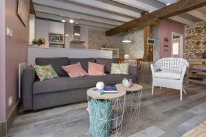 uma sala de estar com um sofá e uma mesa em Dulcelia Bilbao. Relax y confort en la ría .EBI-873 em Bilbau