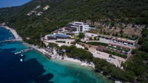 eine Luftansicht eines Resorts neben dem Wasser in der Unterkunft San Nicolas Resort Hotel in Mikros Gialos