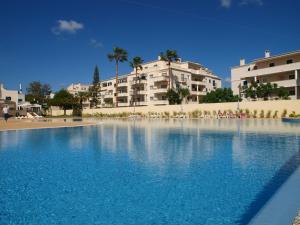 a large swimming pool in front of a building at Alvor Beach Front Line Bay in Alvor