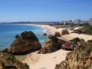 - Vistas a una playa con rocas y al océano en Alvor Beach Front Line Bay, en Alvor