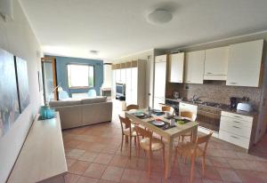 Η κουζίνα ή μικρή κουζίνα στο Apartmen Montegolo Four With Pool And Lake View