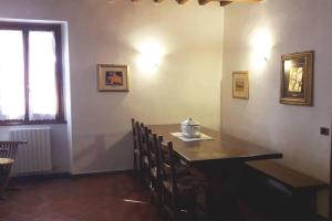 een eetkamer met een tafel en stoelen en een raam bij Villa Pancrazzi in Figline Valdarno
