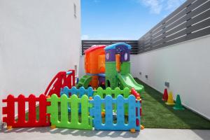 een kinderspeelplaats met een plastic speelgoedset bij Ellin Hotel & Spa in Kallithea