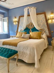 Giường trong phòng chung tại Hostal Boutique Puerta del Sol