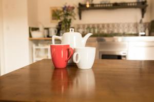 Boutique-Hotel Guesthouse Le Locle的咖啡和沏茶工具