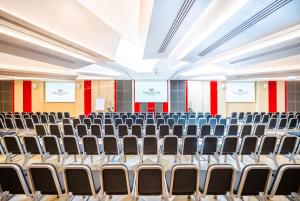 pusta sala wykładowa z krzesłami w obiekcie Grandium Hotel Prague w Pradze