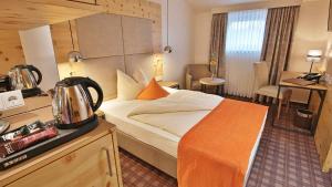 A bed or beds in a room at Vilstaler Hof Landgasthof & Hotel